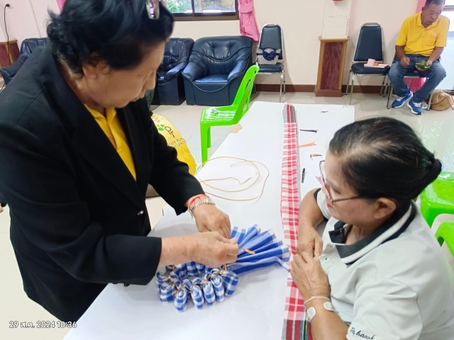 โครงการส่งเสริมอาชีพแก่ประชาชนตำบลนาบอน "การประดิษฐ์พวงมาลัยจากผ้าขาวม้า"