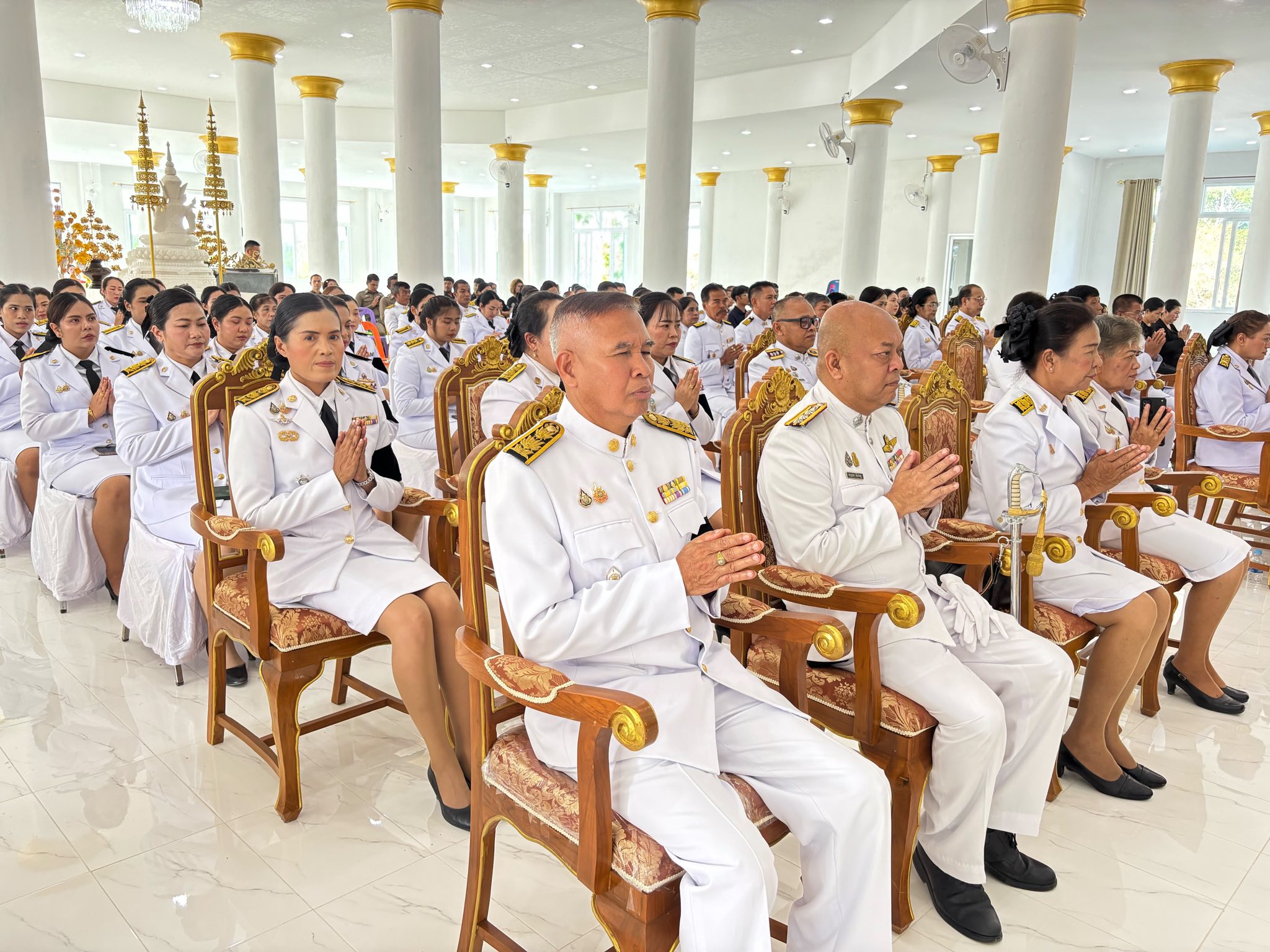 องค์การบริหารส่วนตำบลนาบอน เข้าร่วมพิธีบำเพ็ญกุศลและแสดงความอาลัยในวาระครบ 100 วัน (สตมวาร) แห่งการสวรรคต เบื้องหน้าฉายาลักษณ์สมเด็จพระนางเจ้าสิริกิติ์ พระบรมราชินีนาถ พระบรมราชชนนีพันปีหลวง เพื่ออุทิศถวายเป็นพระราชกุศลแด่ สมเด็จพระนางเจ้าสิริกิติ์ พระบรมราชินีนาถ พระบรมราชชนนีพันปีหลวง ณ วัดขรัวอินทร์ หมู่ที่ 8 ตำบลแก้วแสน อำเภอนาบอน จังหวัดนครศรีธรรมราช